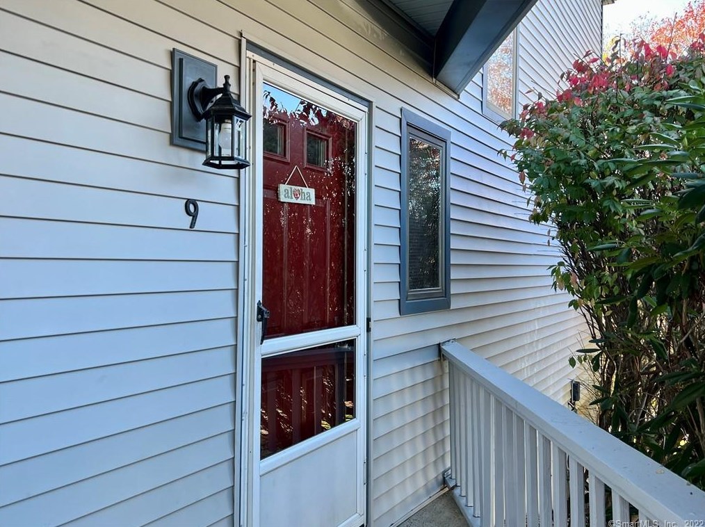 9 Chestnut Hl, Branford, CT 06405-3751