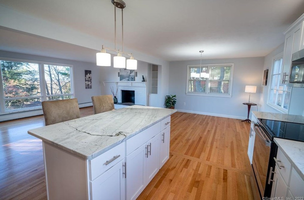 34 Skyline Dr, Farmington CT  06032-2019 exterior