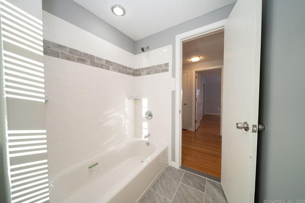 34 Skyline Dr, Farmington CT  06032-2019 exterior