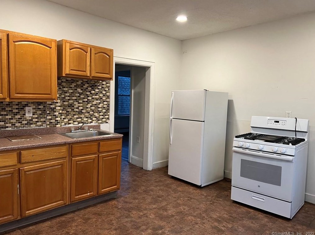 502 Edgewood St #3 Floor, Hartford, CT 06112