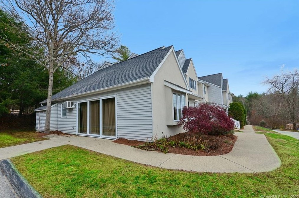 19 Knollwoods Ln #19, Putnam, CT 06260