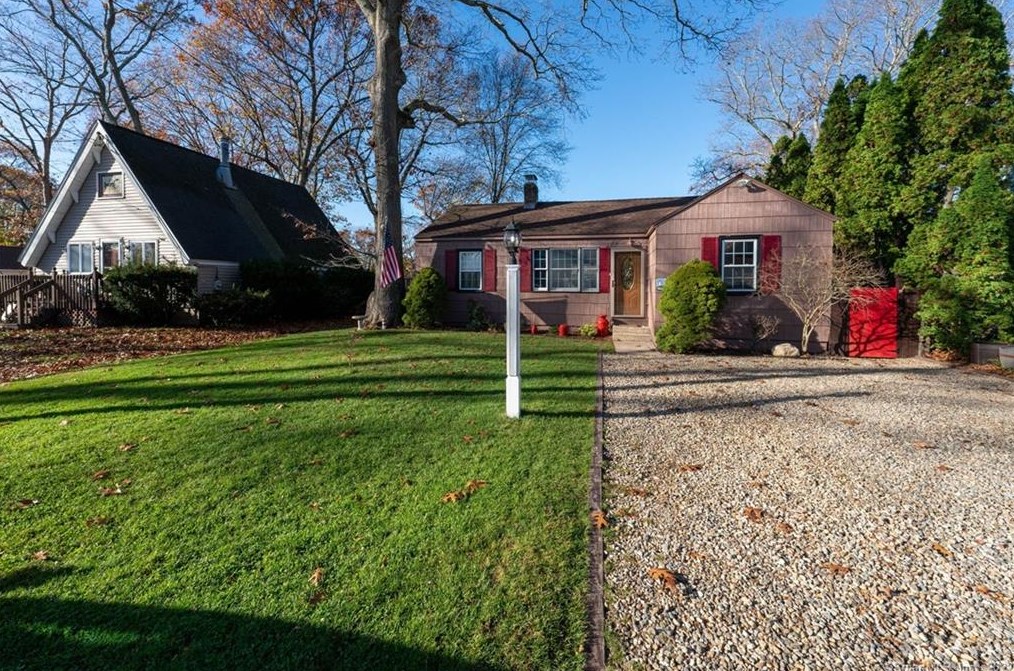 102 Hillcrest Rd, Niantic, CT 06357