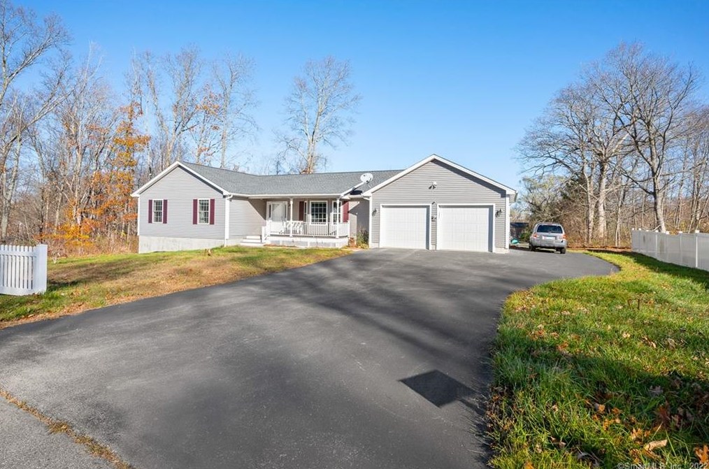 2 Monahan Dr, Uncasville, CT 06382