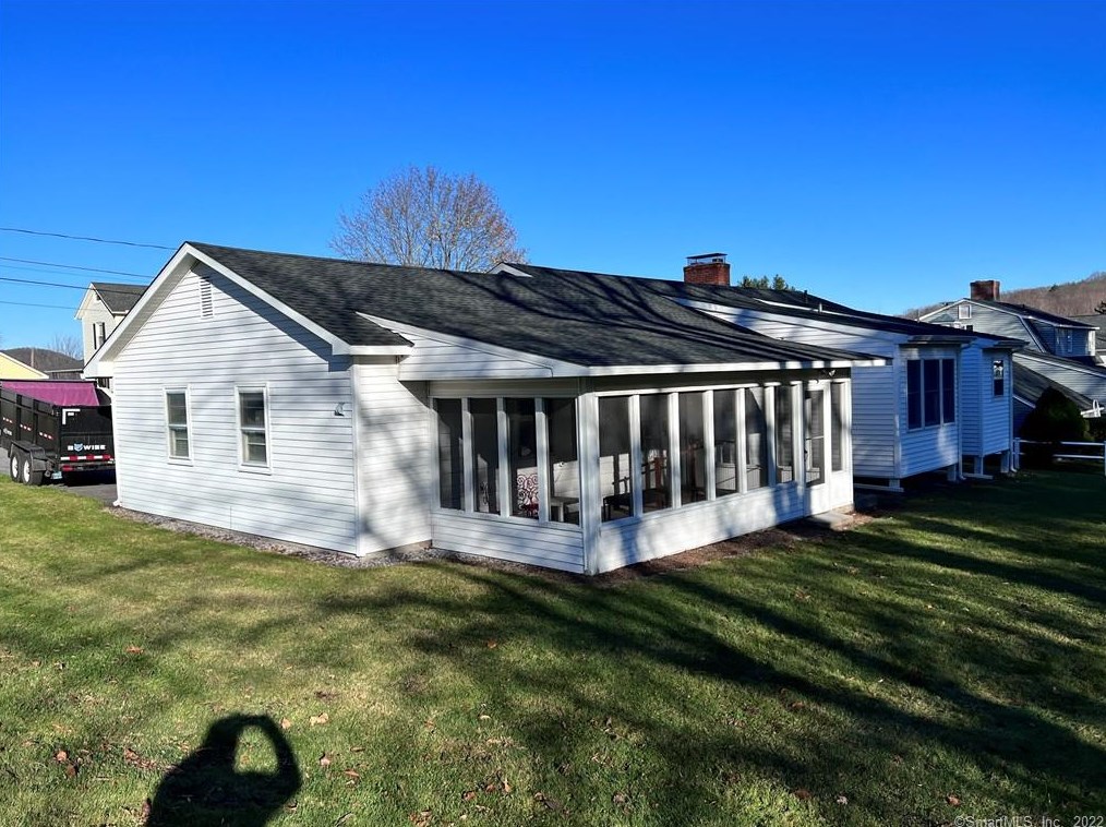 11 Cherry St, Winsted CT  06098-1905 exterior