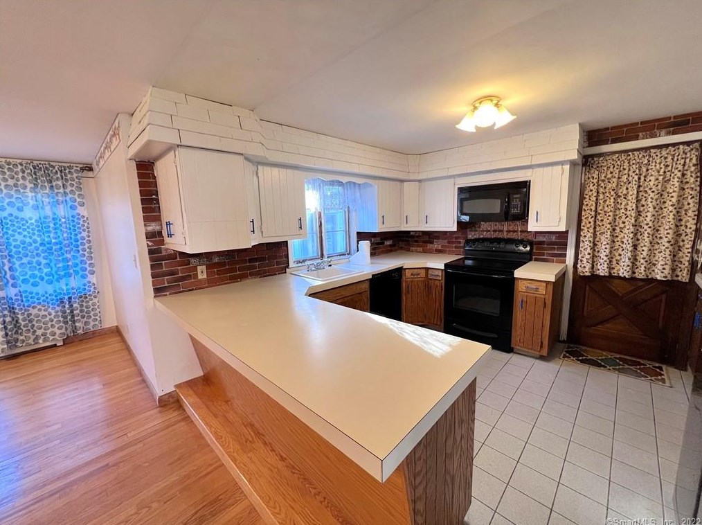 11 Cherry St, Winsted CT  06098-1905 exterior