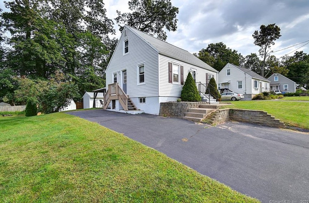 180 Stonecrest Dr, Bristol, CT 06010