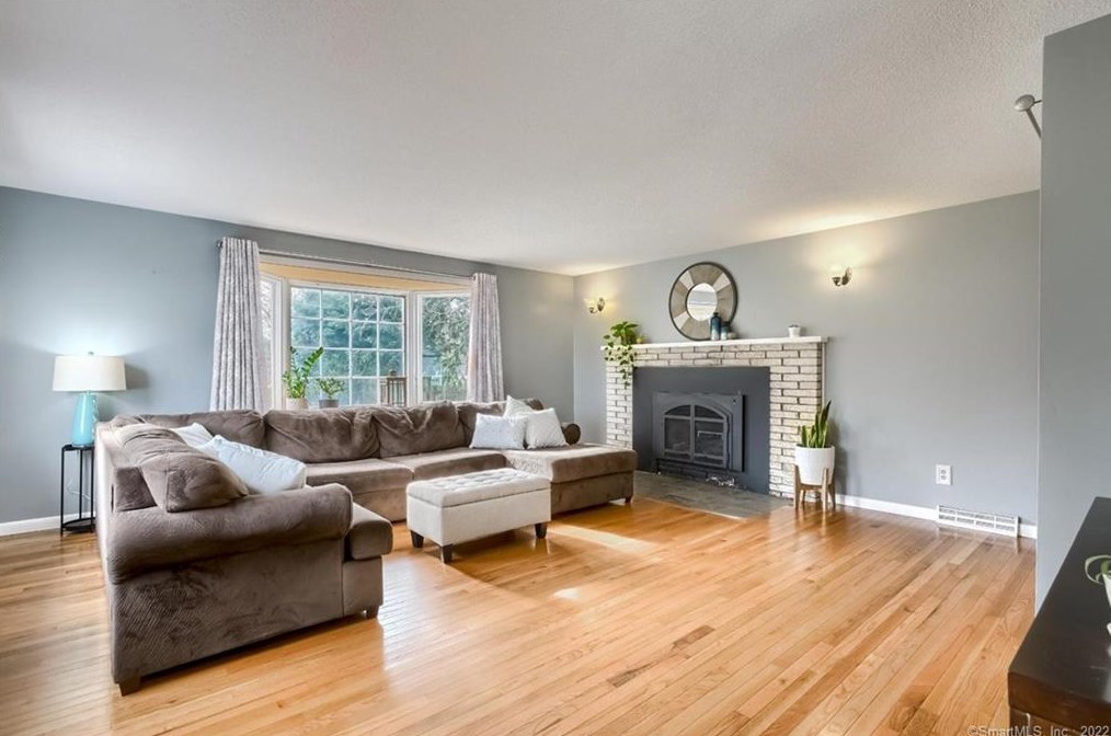 81 Farnham Rd, Wapping, CT 06074