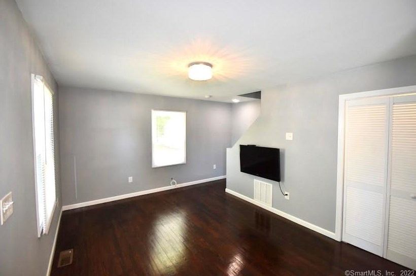 182 Dupont Pl, Bridgeport, CT 06610