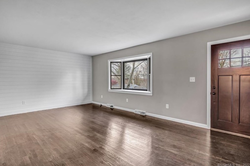 30 Plaskon Dr, Huntington, CT 06484