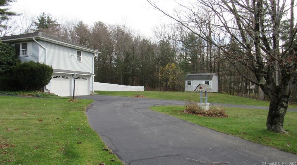 26 Horseshoe Cir, Winsted, CT 06063-3420