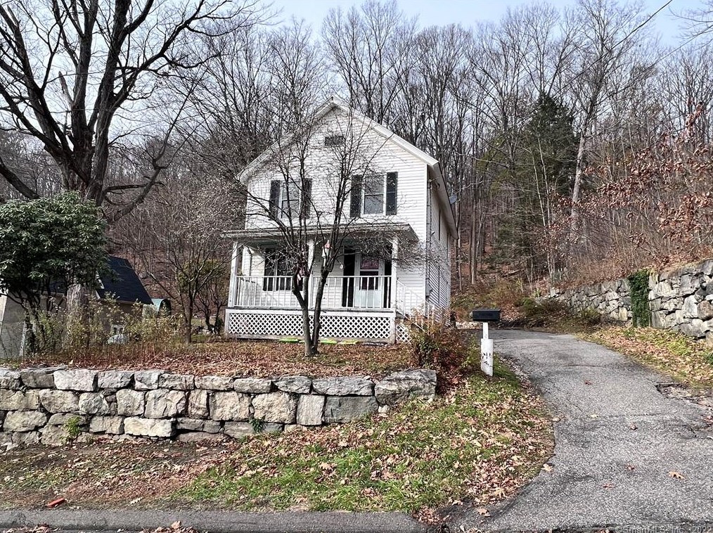 29 Crescent St, Winsted, CT 06098-1213