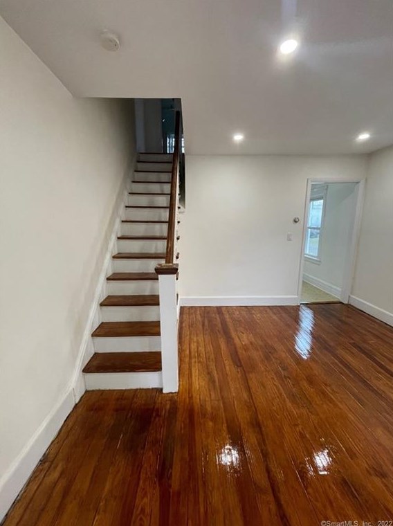 33 Sinawoy Rd, Cos Cob, CT 06807