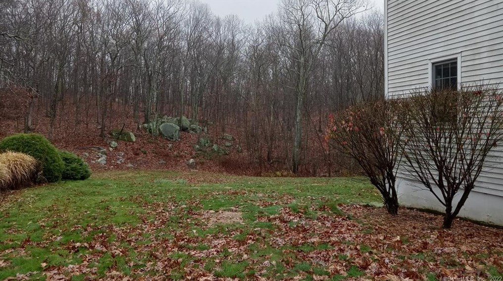 15 Kelly Ct, Sandy Hook, CT 06482