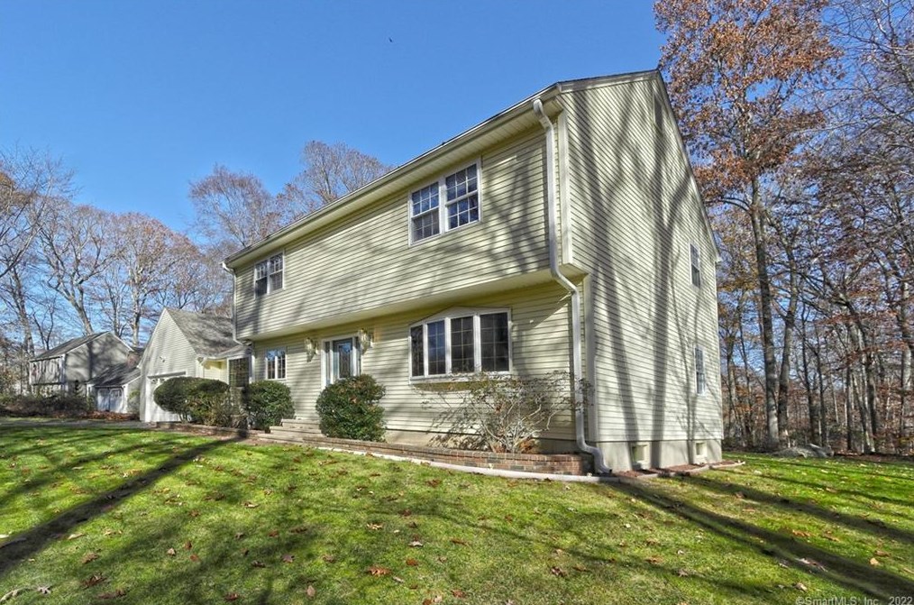 39 Stonehedge Ln, Guilford, CT 06437-2205