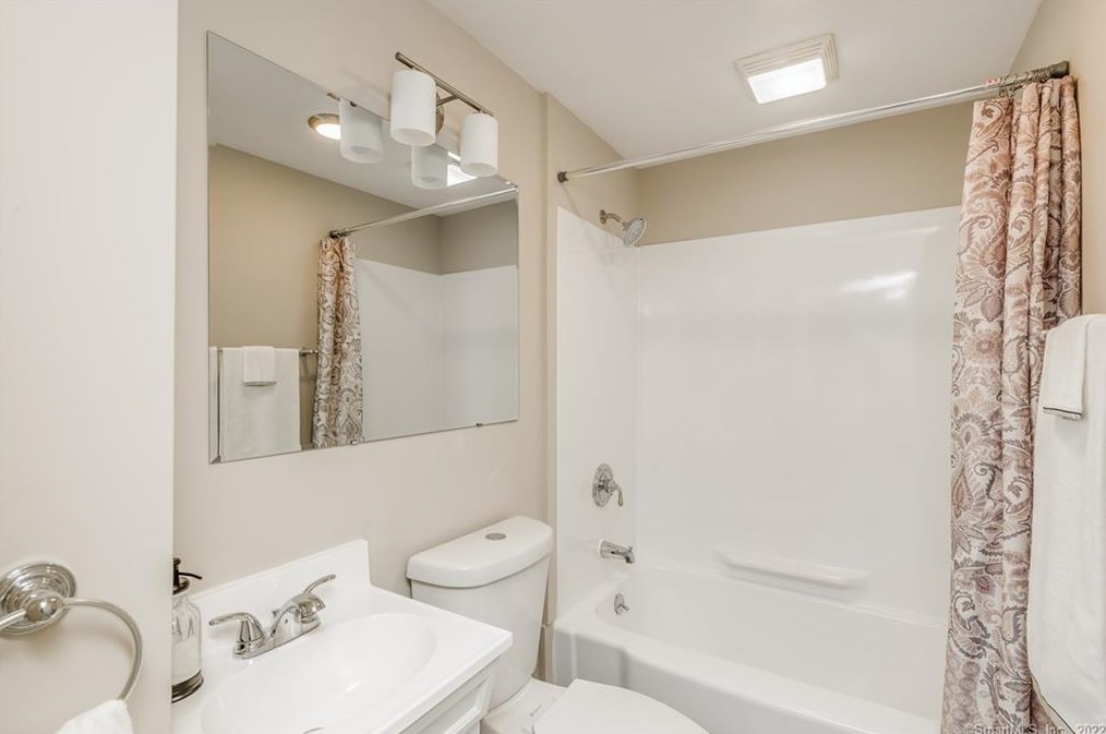 210 Barnes Ave, New Haven CT 06513-1403 exterior