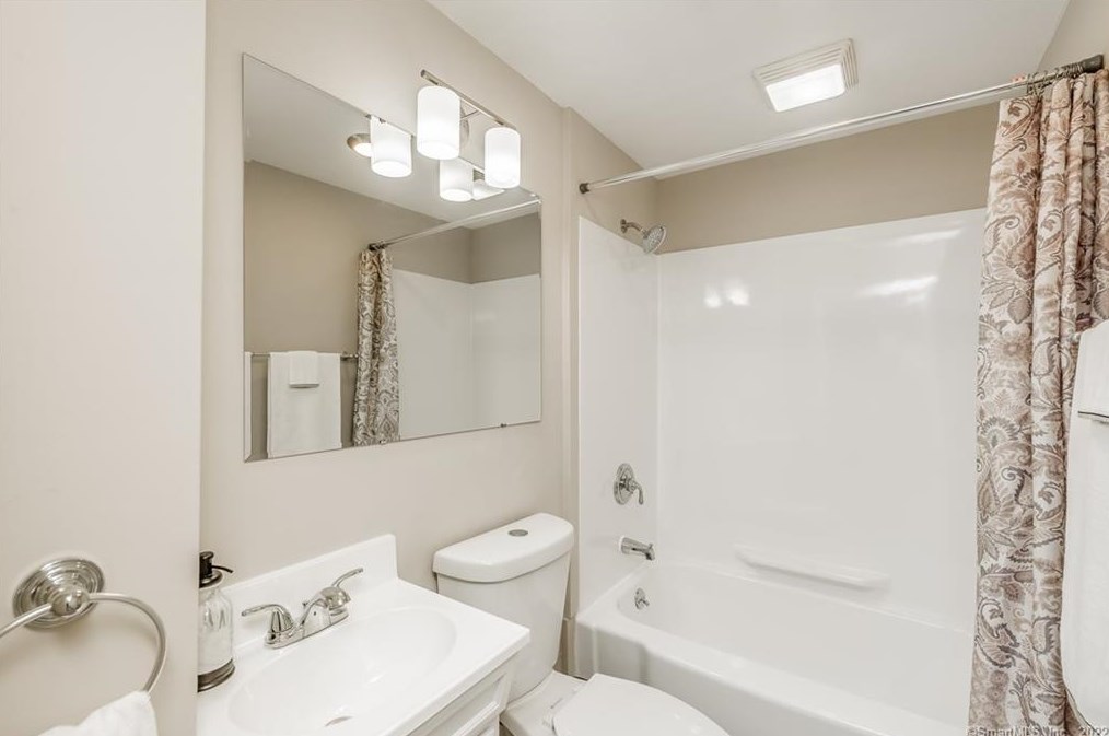 210 Barnes Ave, New Haven CT 06513-1403 exterior