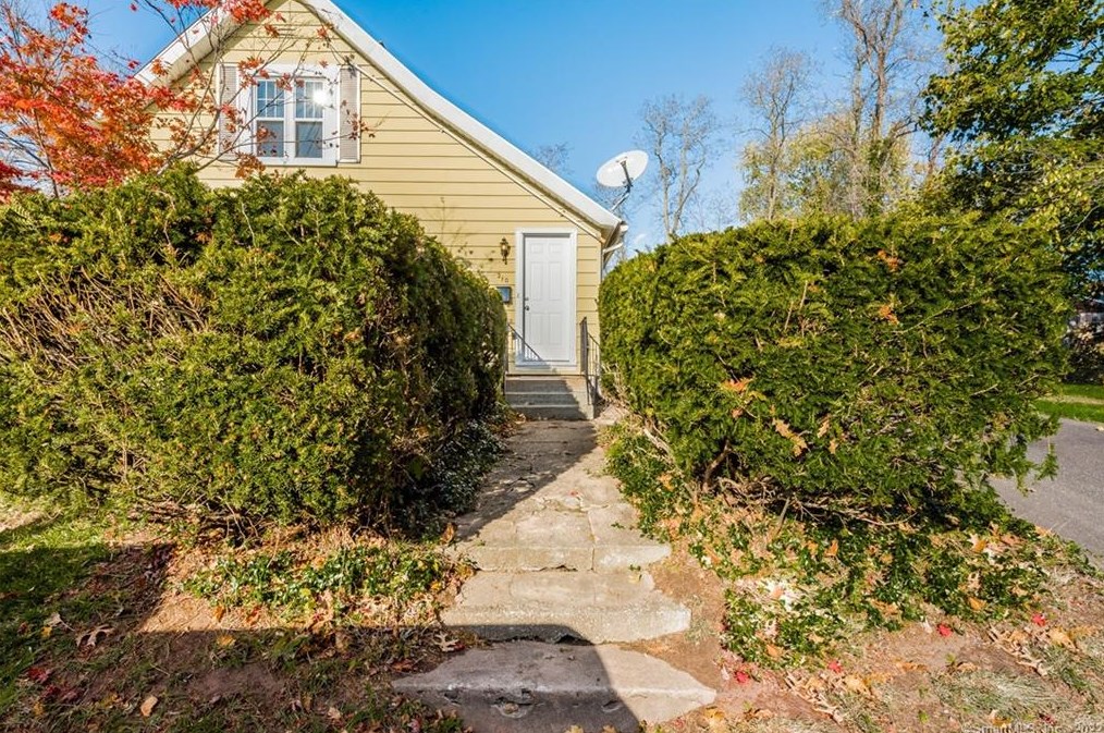 210 Barnes Ave, New Haven CT 06513-1403 exterior