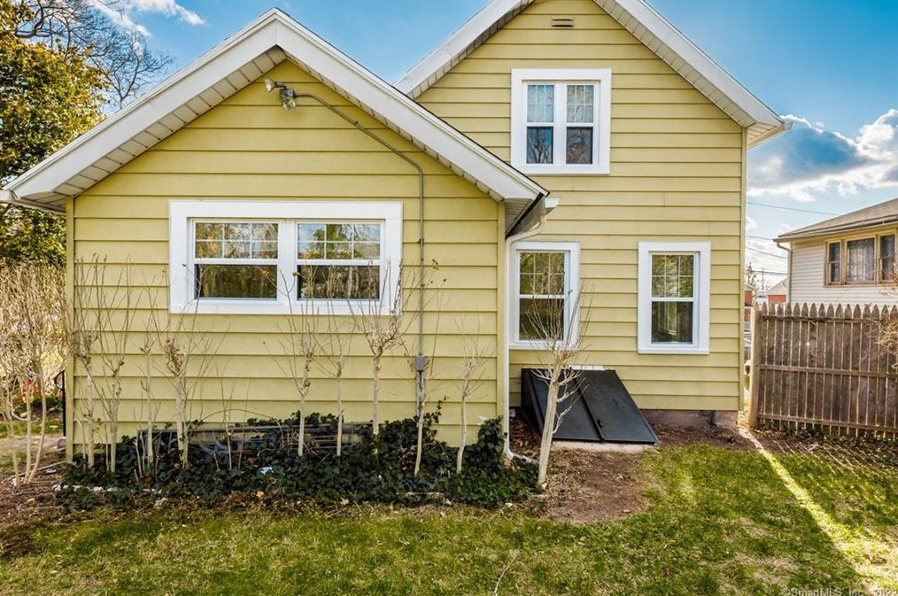 210 Barnes Ave, New Haven CT 06513-1403 exterior