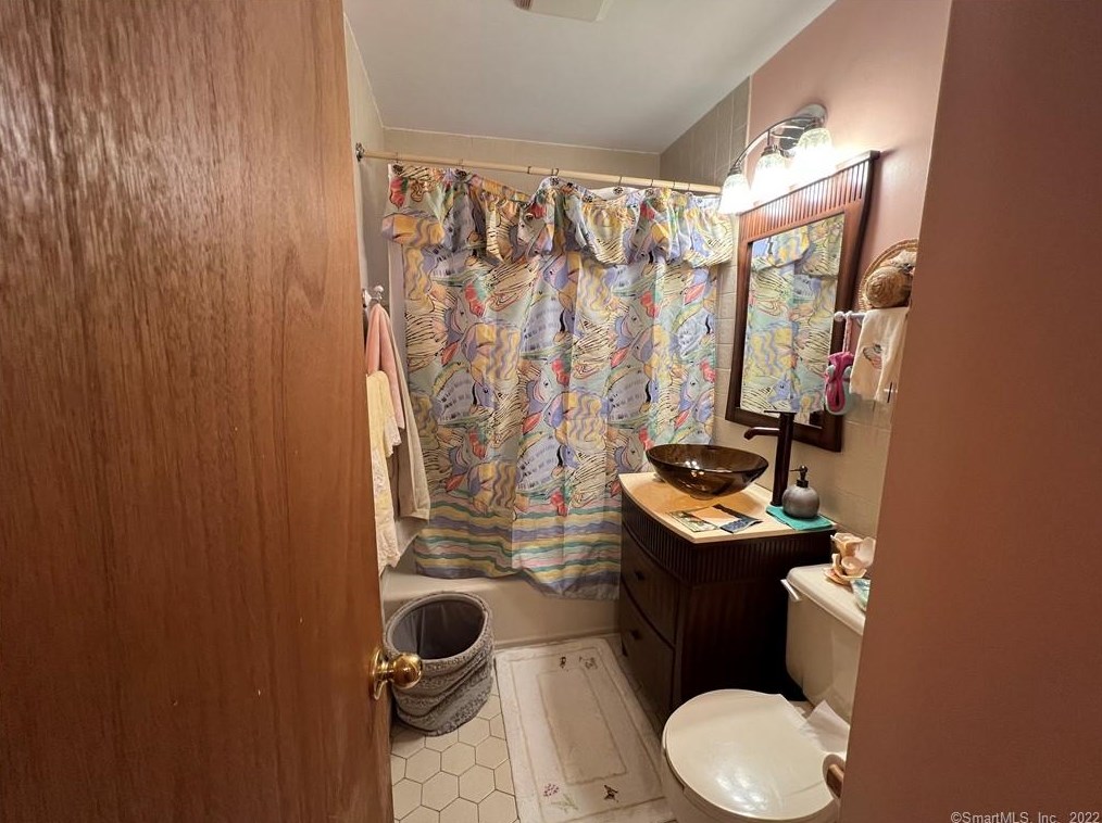 64 Monroe St, Hartford CT  06114-1751 exterior