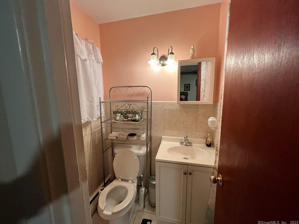 64 Monroe St, Hartford CT  06114-1751 exterior