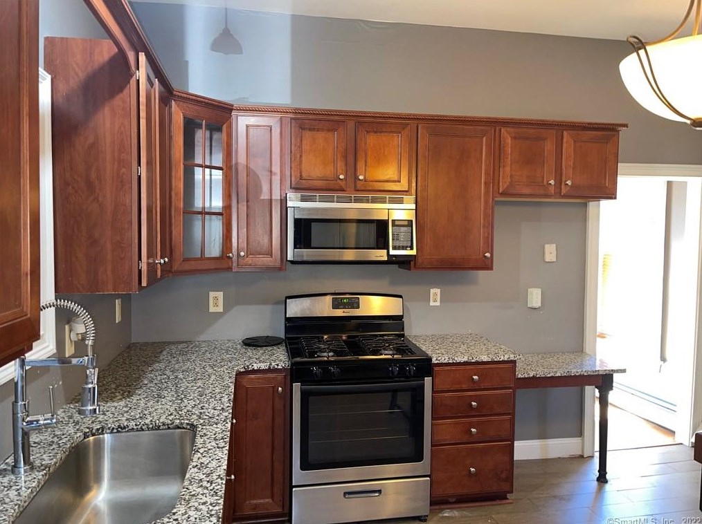 8 Ashley St, Hartford CT 06105-1310 exterior