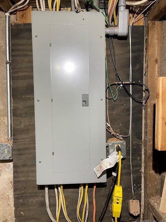 8 Ashley St, Hartford CT 06105-1310 exterior