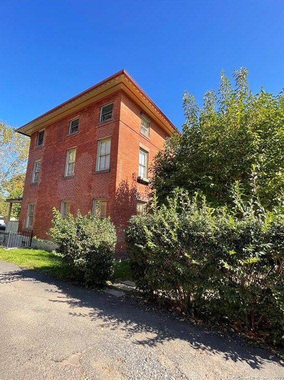 8 Ashley St, Hartford, CT 06105 exterior