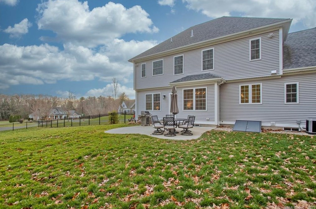27 Stratton Farms Rd, Suffield CT  06093-2924 exterior