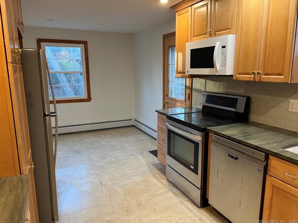 19 Greenwood Ln, Huntington CT  06484-2407 exterior