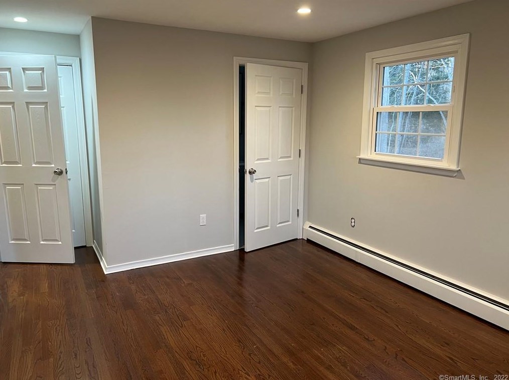 19 Greenwood Ln, Huntington CT  06484-2407 exterior