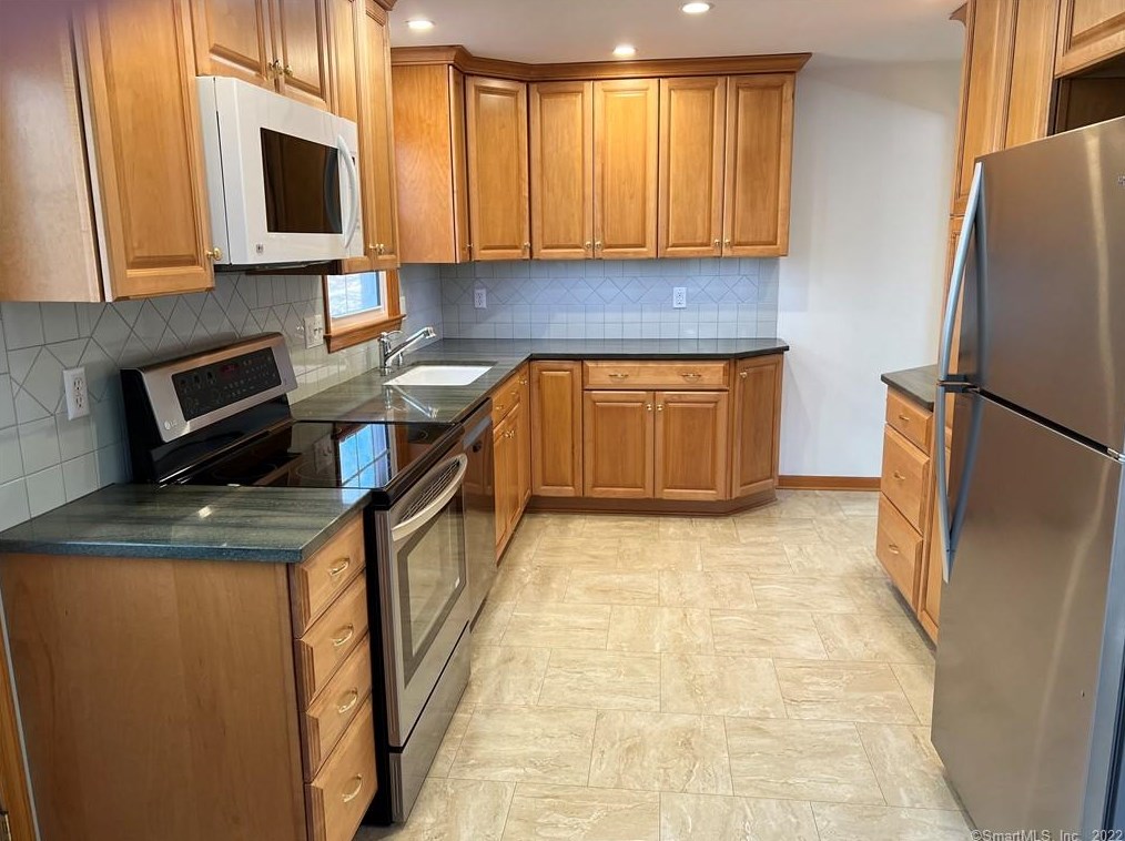 19 Greenwood Ln, Huntington CT  06484-2407 exterior