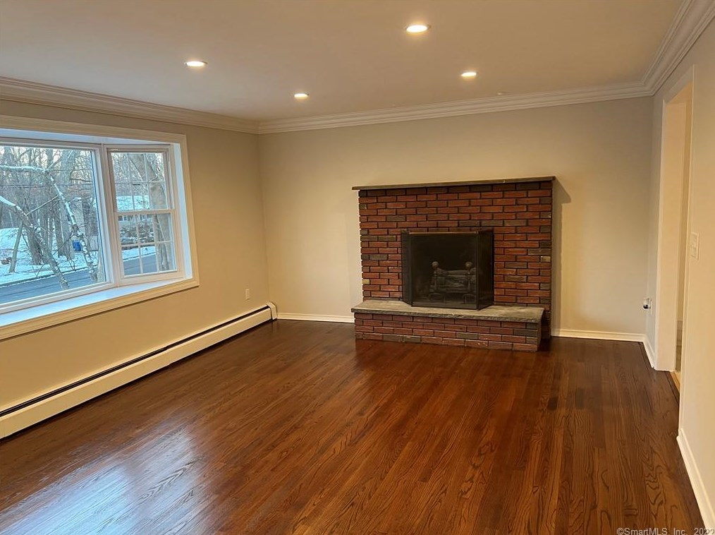 19 Greenwood Ln, Huntington CT  06484-2407 exterior