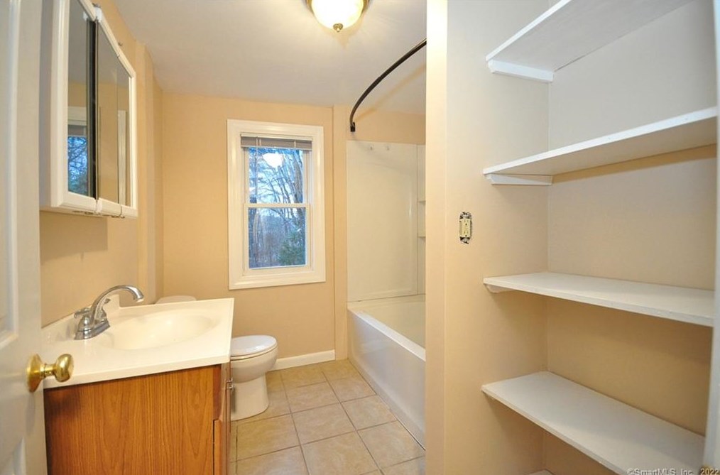 438 Hopmeadow St, Simsbury CT  06089-9731 exterior