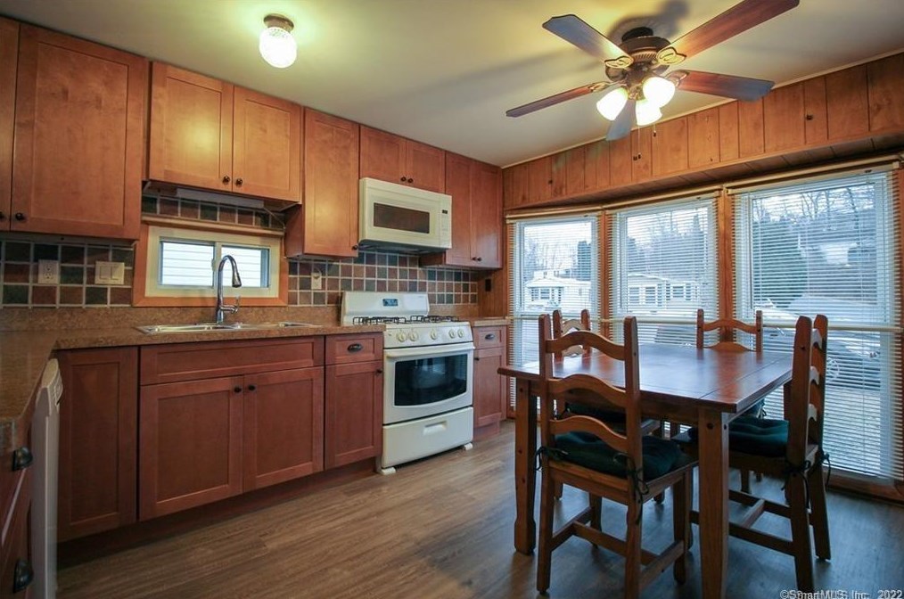301 Buddington Rd #21, Groton, CT 06340