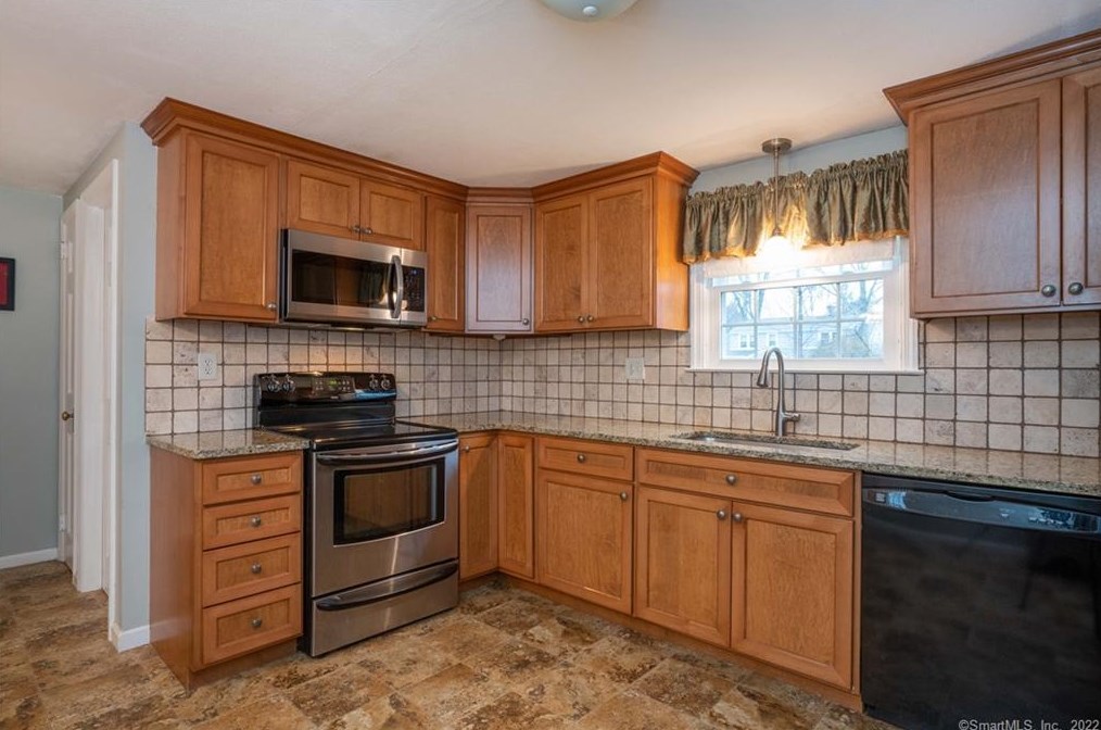 11 Dorset Rd, Hartford CT 06119-1313 exterior