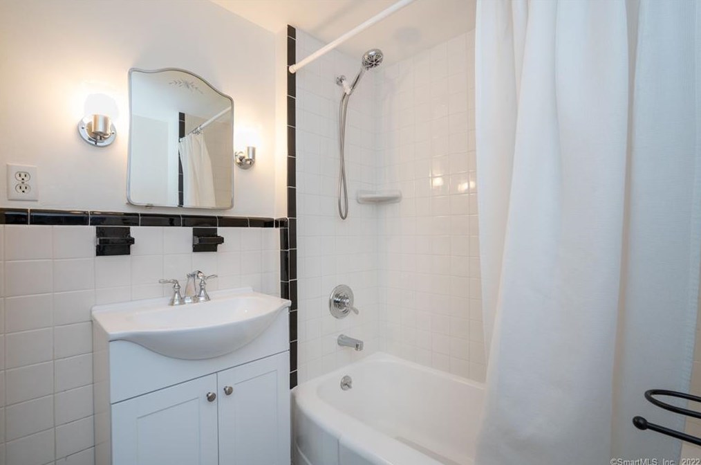 11 Dorset Rd, Hartford CT 06119-1313 exterior