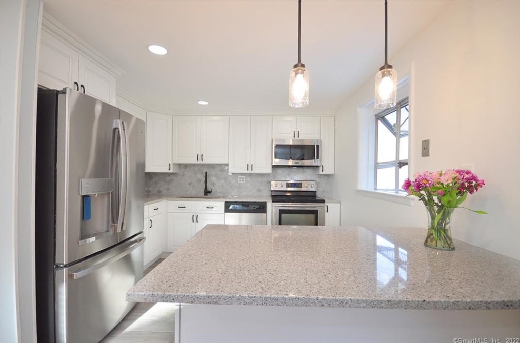 44 Simsbury Manor Dr, Simsbury CT  06089-9749 exterior