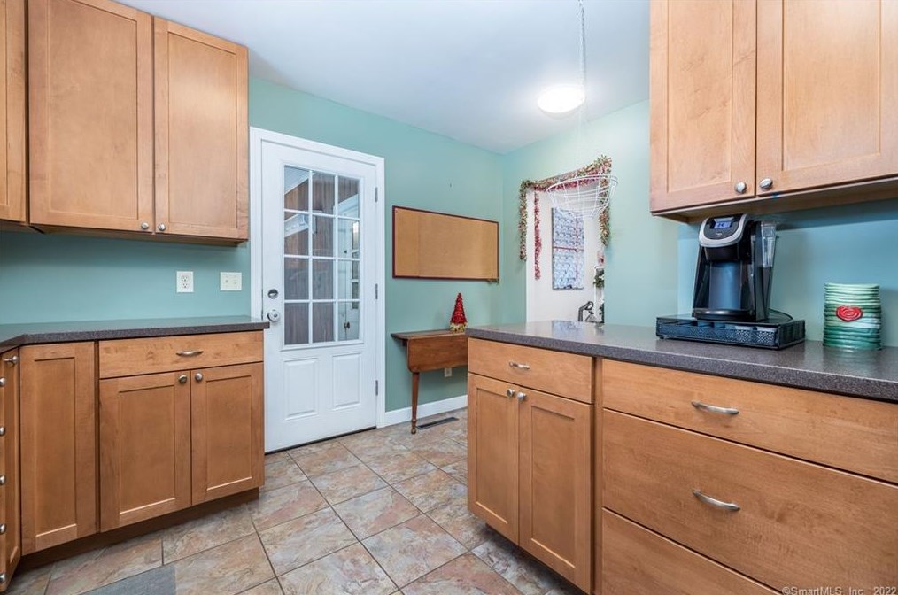 106 Milton Dr, Meriden CT  06450-2423 exterior