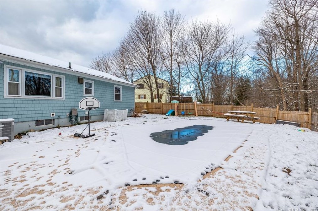 106 Milton Dr, Meriden CT  06450-2423 exterior