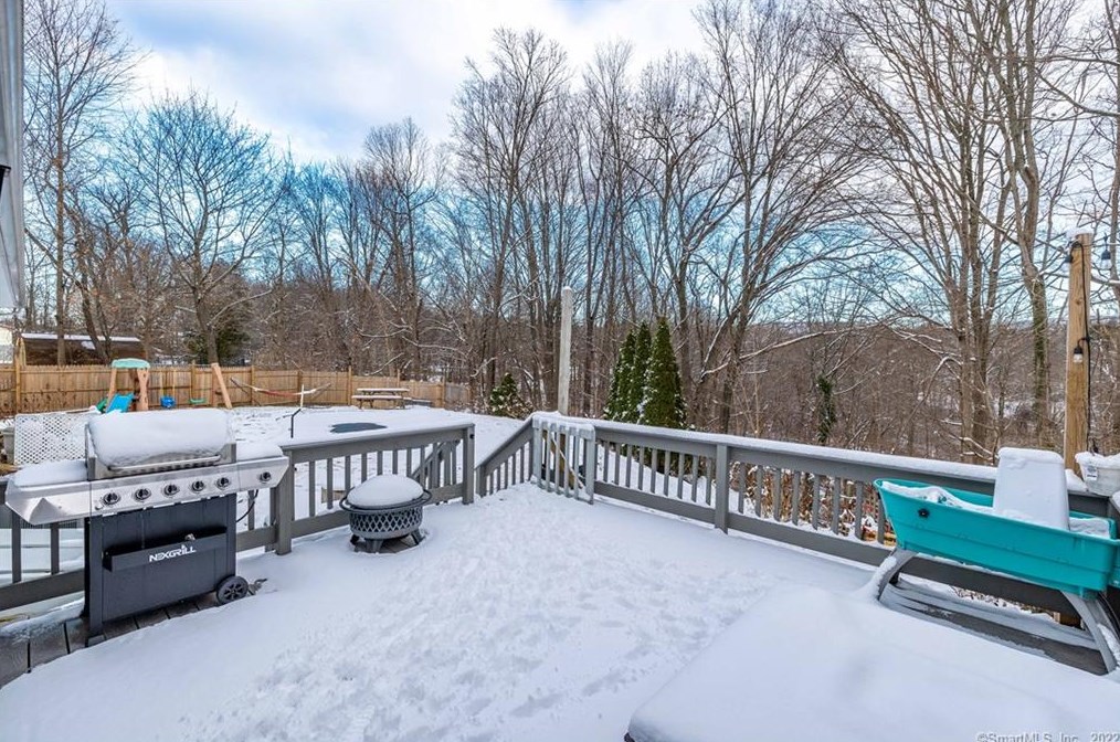 106 Milton Dr, Meriden CT  06450-2423 exterior