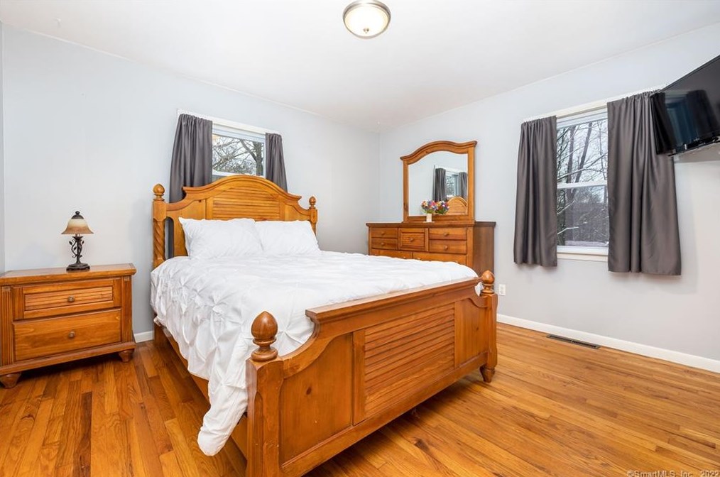 106 Milton Dr, Meriden CT  06450-2423 exterior