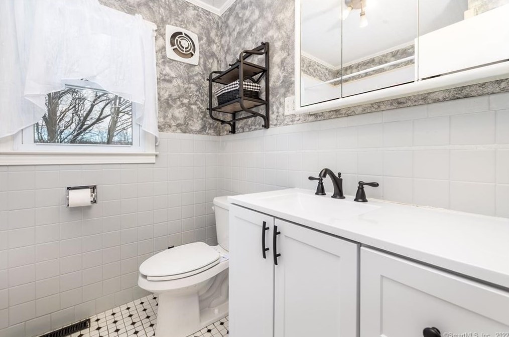 106 Milton Dr, Meriden CT  06450-2423 exterior