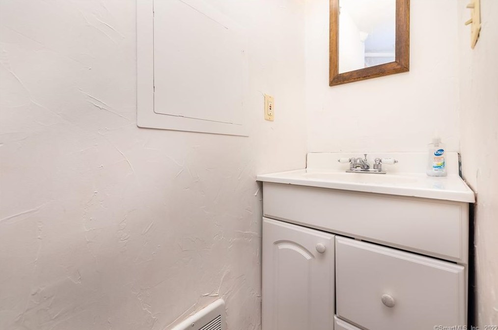 106 Milton Dr, Meriden CT  06450-2423 exterior