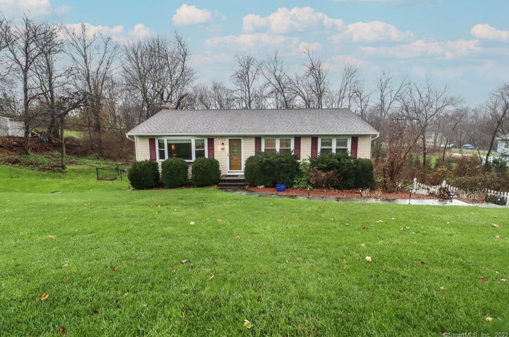 8 Surrey Dr, Brookfield Center, CT 06804