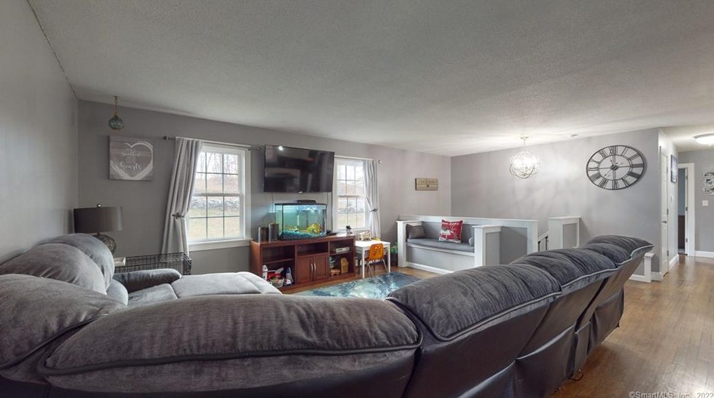 38 Inchcliffe Dr, Gales Ferry, CT 06335