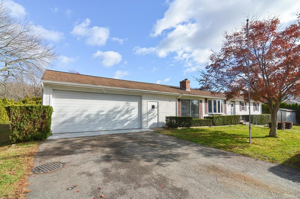 4 Clark Pl, Quaker Hill, CT 06375