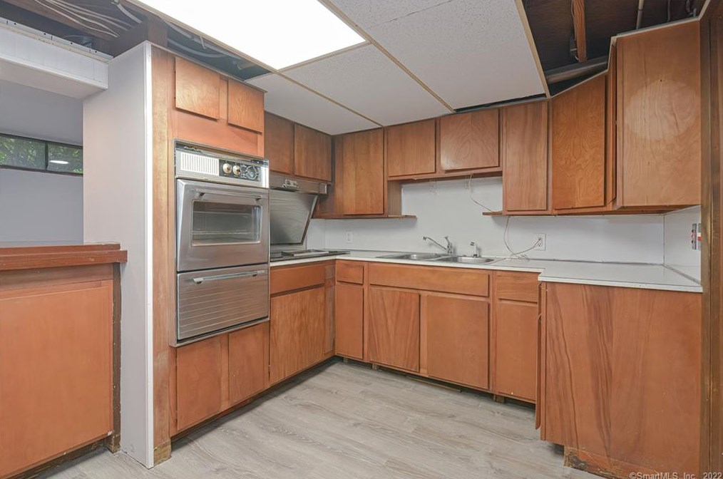 4 Clark Pl, Quaker Hill CT  06375-1204 exterior
