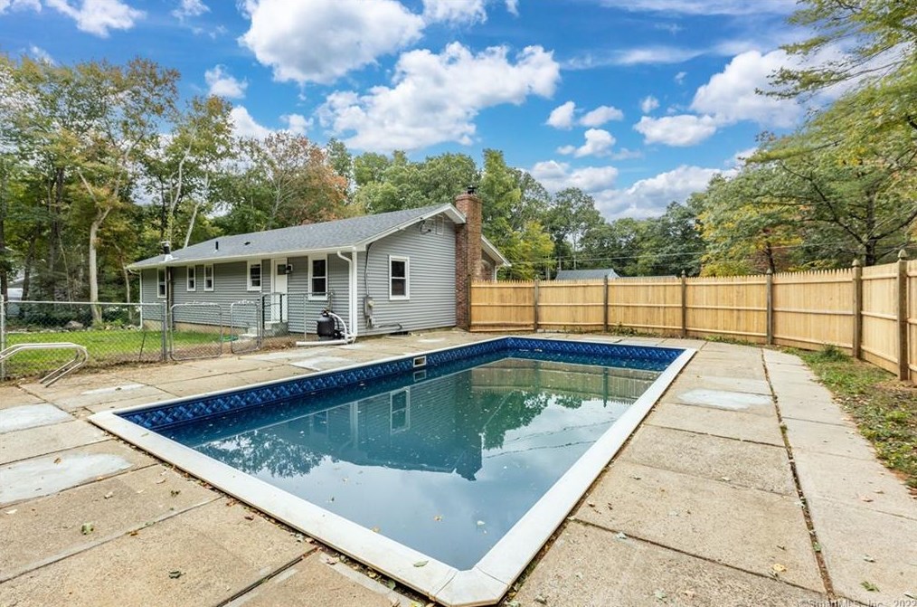 5 Laurel Dr, Stafford CT  06076-1631 exterior