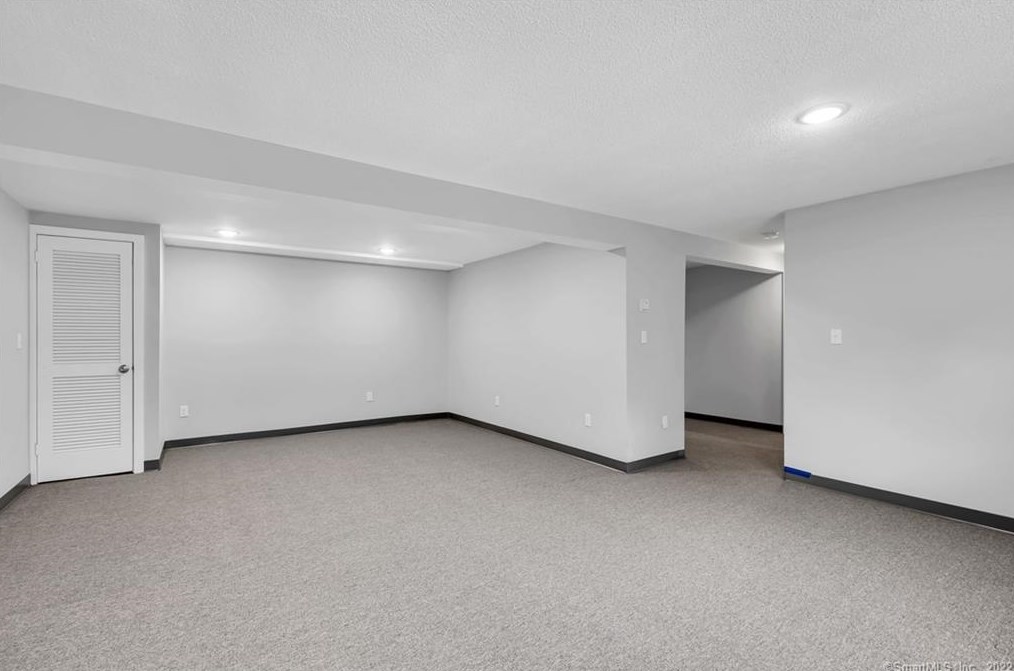 5 Laurel Dr, Stafford CT  06076-1631 exterior