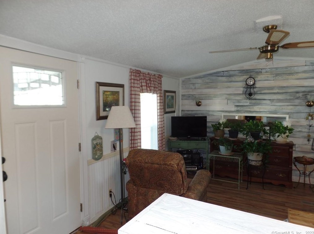 325 Kelly Rd, Vernon CT  06066-3939 exterior